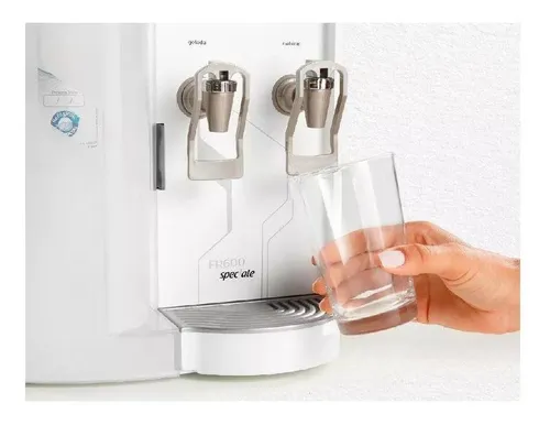Enchendo um copo de água no Purificador de água IBBL FR600 Speciale Branco
